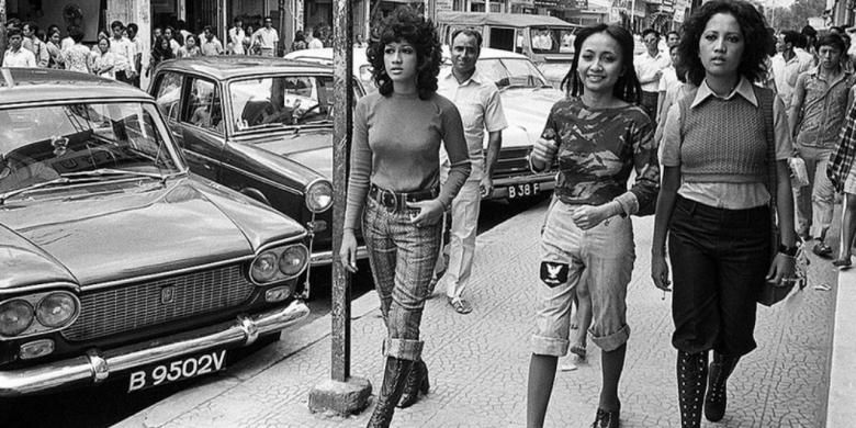 Peragaan busana di Pasar Baru, Jakarta Pusat, 1 November 1971.