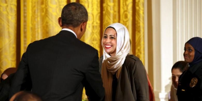 Presiden Barack Obama menyalami Samantha Elauf dalam acara buka puasa bersama di Gedung Putih, Senin (22/6/2015). Samantha adalah perempuan AS yang membela haknya mengenakan hijab hingga ke Mahkamah Agung.
