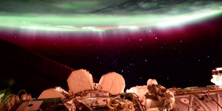 Wajah aurora dari antariksa dipotret oleh Scott Kelly dari ISS pada Selasa (23/6/2015). Ketika mengunggah foto di Twitter, Kelly berkicau #Aurora kupikir aku tidak akan melihat yang sepertimu lagi.