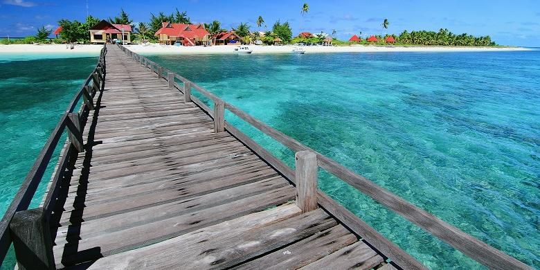 Jembatan di Pulau Tinabo, Taman Nasional Taka Bonerate, Kepulauan Selayar, Sulawesi Selatan.