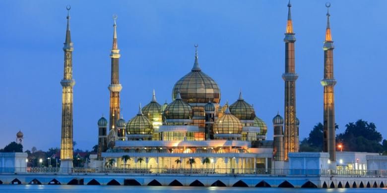 Pemandangan kilau kristal di Masjid Kuala Terengganu, Malaysia, saat malam hari.