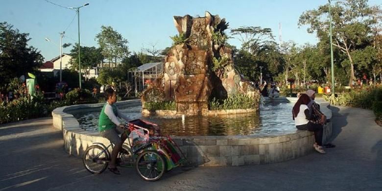 Warga bersantai di Taman 3 Generasi, Balikpapan, Kalimantan Timur, Rabu (3/6) sore. Tahun 2014, Balikpapan menyabet penghargaan sebagai kota paling layak huni di Indonesia. Meski menggencarkan industri dan perdagangan, Balikpapan masih menyediakan ruang terbuka hijau, kebersihan, keamanan, dan kenyamanan bagi warganya.