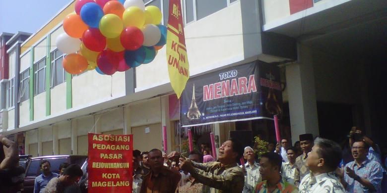 Wali Kota Magelang, Sigit Widyonindito, meluncurkan Grebeg Pasar Rejowinangun, Sabtu (27/6/2015).