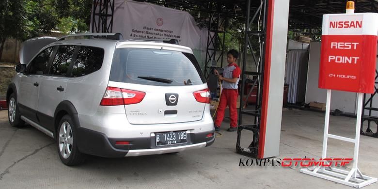 Posko Mudik Nissan di rest area Tol Jakarta-Cikampek.