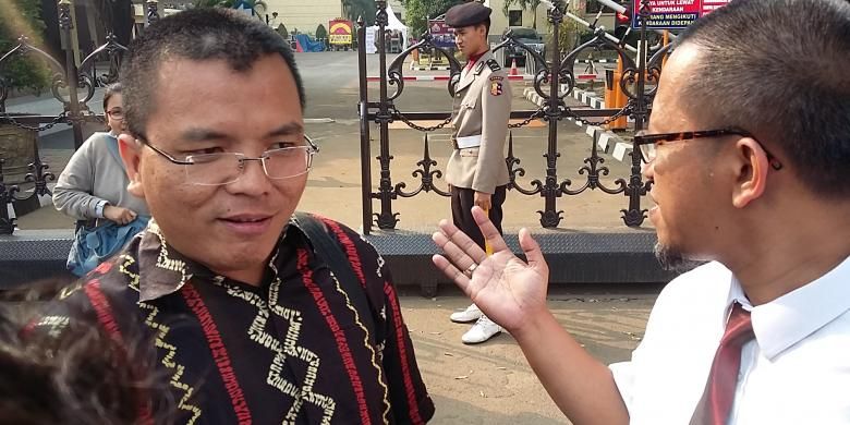 Mantan Wakil Menteri Hukum dan HAM, Denny Indrayana, bersama kuasa hukumnya Heru Widodo, seusai diperiksa di Gedung Bareskrim Polri, Rabu (1/7/2015).