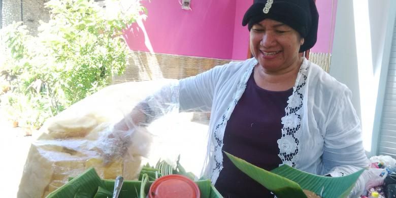 Penjual Pecel Semanggi di Surabaya keluar masuk kampung menjajakan dagangannya.