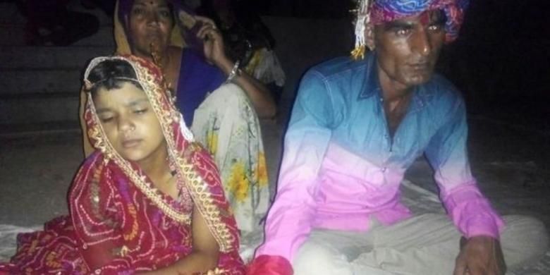 Dalam foto ini terlihat Lal Jat (35) menikahi seorang bocah perempuan berusia enam tahun di desa Gangrar, Rajashtan, India. Setelah foto ini menyebar, polisi kemudian menahan Lal Jat namun sang perancang pernikahan masih buron.