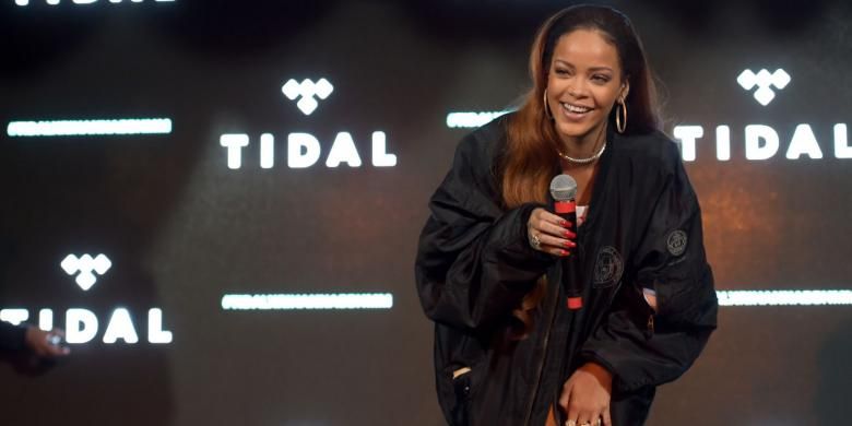 Rihanna memberi kejutan bagi para penggemarnya dalam acara TIDAL X: Rihanna BBHMM pada 1 Juli 2015 di Los Angeles, California, AS.