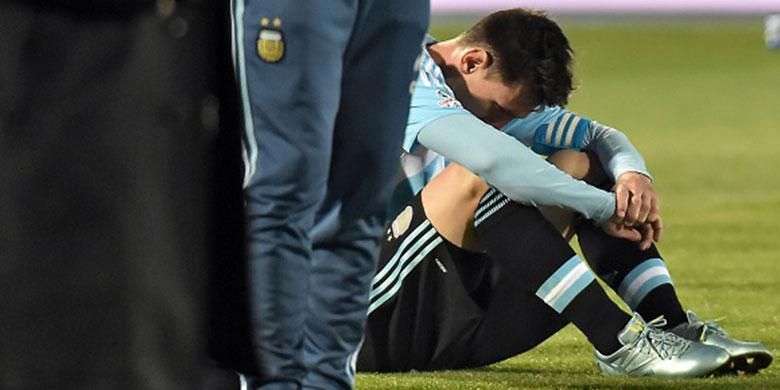 Lionel Messi hanya bisa menundukkan kepala setelah Argentina kalah adu penalti dari Cile pada final Copa America 2015. 