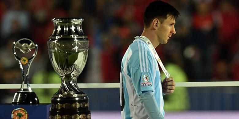 Lionel Messi hanya  melewati trofi Copa America tanpa mau melihatnya saat pengalungan medali. 