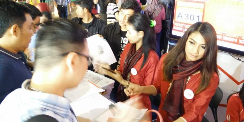 Pelanggan Telkomsel menukarkan kartu SIM yang mendukung jaringan 4G LTE 1.800 di Trans Studio Mall Makassar, Senin (6/7/2015).