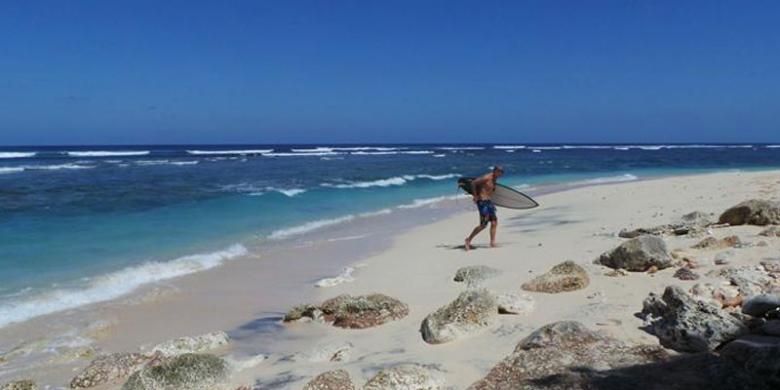 Wisatawan di Pantai Green Bowl, Kuta Selatan, Kabupaten Badung, Bali. 