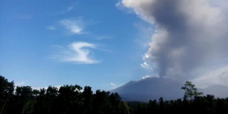 Embusan abu vulkanik dari Gunung Raung mengarah ke selatan tenggara mengakibatkan Bandara Blimbingsari Banyuwangi ditutup pada hari ketiga, Minggu (13/7/2015).