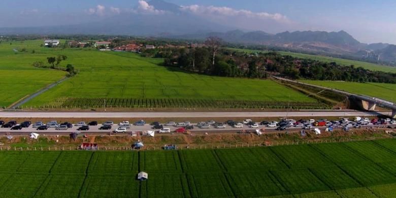 Arus mudik kendaraan dua hari menjelang Idul Fitri di ruas tol pantura (Cipali dan Palikanci), Jawa Barat, tersendat sepanjang 42 kilometer, Rabu (15/7/2015). Arus kendaraan terpantau tersendat dari Ciperna (Tol Palikanci) kilometer 205 hingga Majalengka (Tol Cipali) kilometer 163. 