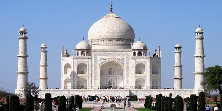 Taj Mahal adalah sebuah kompleks bangunan dan taman yang ada pada lahan seluas 22,4 hektar. Di dalamnya terdapat air mancur, makam, dan juga kolam yang memanjang. 