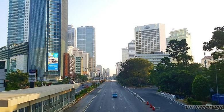 Kosongnya Jalan Jendral Sudirman di Lebaran pertama