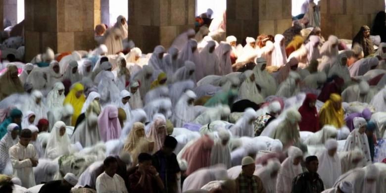 Sejumlah umat muslim menunaikan Shalat Idul Fitri 1 Syawal 1436 H di Masjid Istiqlal, Jakarta, Jumat (17/7/2015). Shalat Idul Fitri dihadiri oleh Wakil Presiden Jusuf Kalla dan diperkirakan diikuti oleh 150 ribu jamaah yang dipimpin oleh Imam Hasanudin Sinaga.