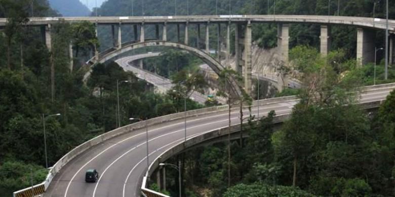 Kelok Sembilan, jalanan meliuk melintasi Bukit Barisan di Sumatera Barat yang memanjang dari utara-selatan Pulau Sumatera. 
