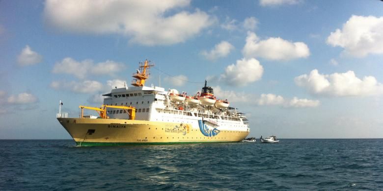 KM Binaiya milik PT Pelni yang membawa wisatawan menikmati liburan dalam program Lets Go Karimun Jawa 18-20 Juli 2015. Kapal ini memiliki kapasitas penumpang mencapai 1.000 orang.