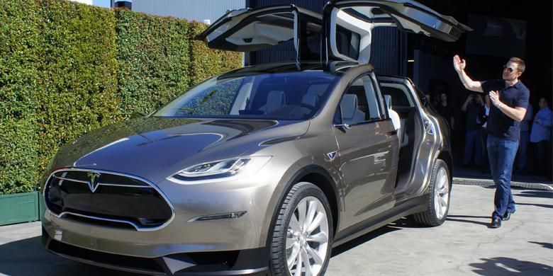 Bos Tesla, Elon Musk, sedang memperkenalkan SUV terbaru, Model X.