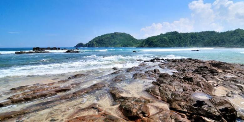 Pantai Wedi Ombo terletak di Desa Jepitu, sekitar 40 km sebelah tenggara dari Wonosari, Kabupaten Gunungkidul, DI Yogyakarta. 