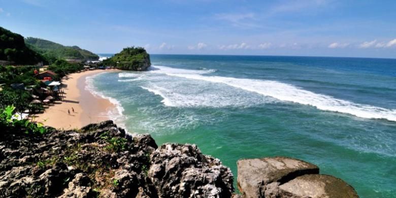 Pantai Pulang Sawal atau Pantai Indrayanti di Kabupaten Gunungkidul, DI Yogyakarta.