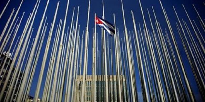 Bendera Kuba berkibar untuk pertama kalinya dalam 54 tahun terakhir di luar gedung Kedubes Kuba di Amerika setelah kedua negara resmi menormalisasi hubungan diplomatik