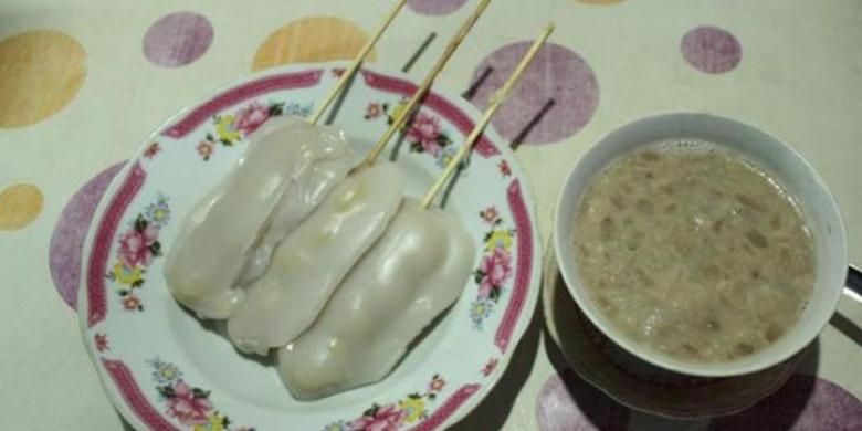 Wedang kacang dan sate pisang.