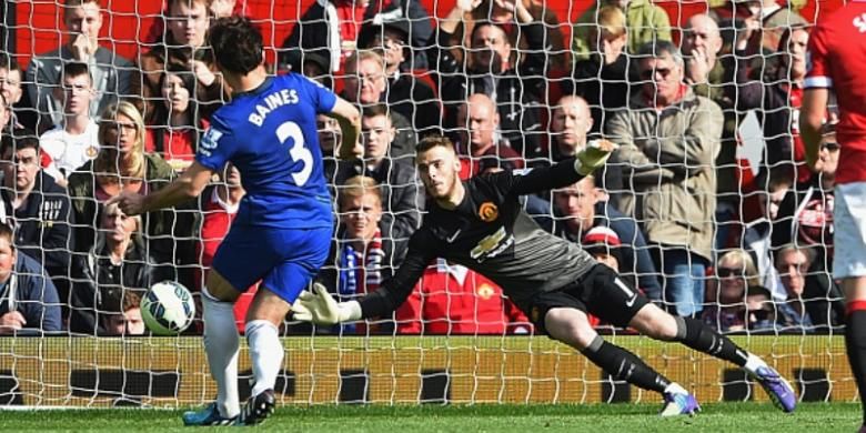 David de Gea sukses menggagalkan penalti Leighton Baines pada laga antara Manchester United dan Everton, 5 Oktober 2014.