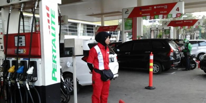 Seorang petugas SPBU berdiri di depan mesin pompa bertuliskan Pertalite di SPBU Abdul Muis, Jakarta Pusat, Jumat (24/7/2015)