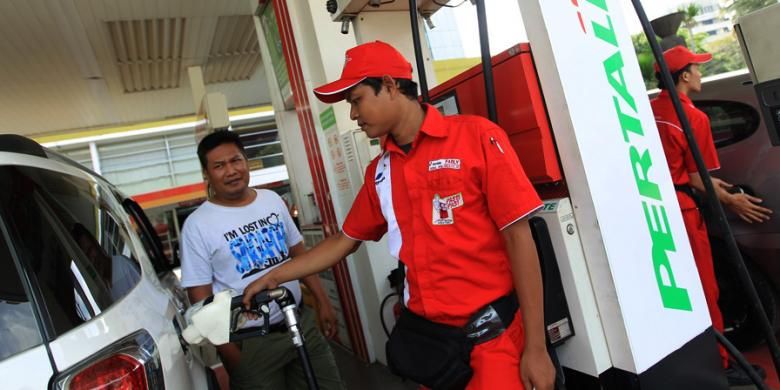 Petugas melayani pembeli bahan bakar minyak jenis baru, Pertalite, di SPBU Abdul Muis, Jakarta Pusat, Jumat (24/7/2015). PT Pertamina (Persero) hari ini mulai menjual Pertalite dengan oktan 90 kepada konsumen dengan harga Rp 8.400 per liter.