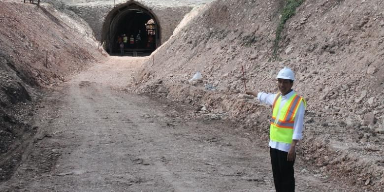 Presiden Joko Widodo menunjuk terowongan Bendungan Raknamo, Kabupaten Kupang, NTT yang hampir kelar pengerjaannya, Sabtu (25/7/2015)