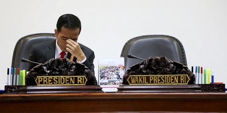 Presiden Joko Widodo saat memimpin rapat terbatas terkait pembentukan daerah otonom baru di Kantor Presiden, Jakarta, Rabu (8/7/2015). Presiden Joko Widodo dinilai banyak memanfaatkan momentum pergantian sejumlah pimpinan lembaga negara untuk mengonsolidasi kekuasaannya.