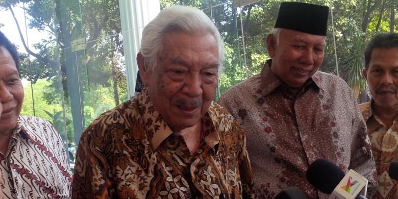 Ketua Yayasan Syarikat Oesaha Adabiah Sumatera Barat Jenderal (Purn) Polisi Awaloedin Djamin di Kantor Wapres, Jakarta, Selasa (28/7/2015) seusai bertemu dengan Kalla.