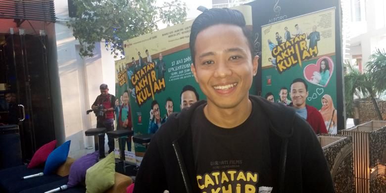 Artis peran dan komika Muhadkly Acho (31) hadir dalam jumpa pers film Catatan Akhir Kuliah, di kawasan Epicentrum, Kuningan, Jakarta Selatan, Senin (27/7/2015).
