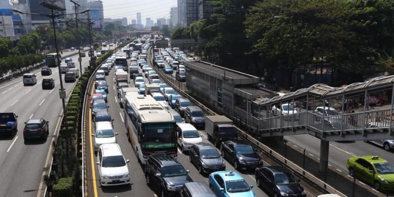 Kemacetan di ruas Jalan Tol Dalam Kota dan Jalan Gatot Subroto, Jakarta Selatan.