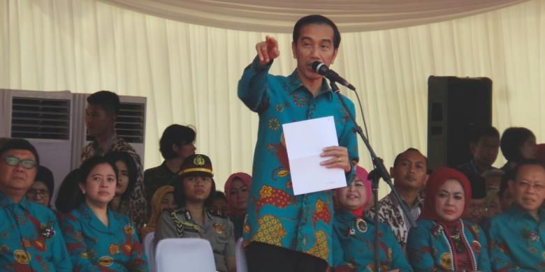 Presiden Joko Widodo memberi sambutan pada acara peringatan Hari Keluarga Nasional, di Lapangan Sunburst, Kota Tangerang Selatan, Banten, Sabtu (1/8/2015). 