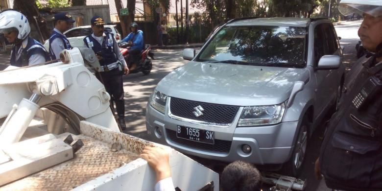 Suku Dinas Perhubungan Jakarta Selatan menertibkan parkir liar menertibkan parkir liar di sejumlah ruas jalan di Jakarta Selatan pada Senin (3/8/2015). Dengan dua mobil derek, petugas mengangkut dua mobil yang diparkir di tempat yang tidak seharusnya.