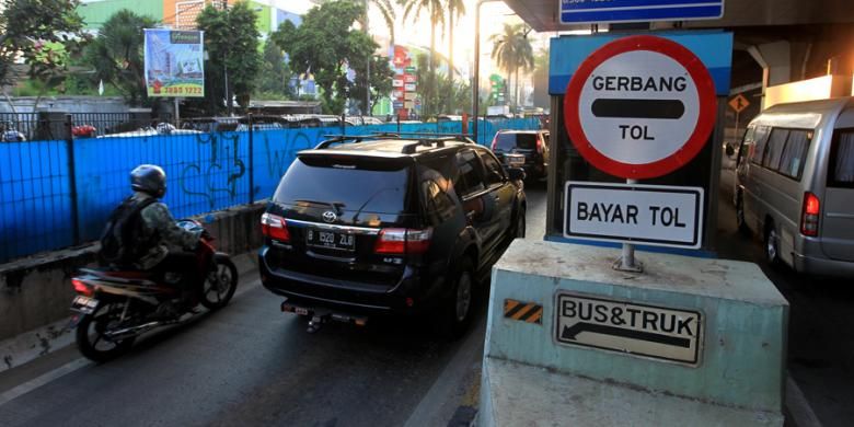 Sepeda motor melintasi tol Jakarta Outer Ring Road (JORR) tanpa transaksi atau gratis di kawasan Cilandak, Jakarta Selatan, Selasa (4/8/2015). Rekayasa lalu lintas mulai pukul 06.00 hingga 09.00 WIB ini dilakukan untuk mengurangi kemacetan di sekitar Cilandak Town Square selama proses pelebaran jalan. KOMPAS IMAGES/KRISTIANTO PURNOMO