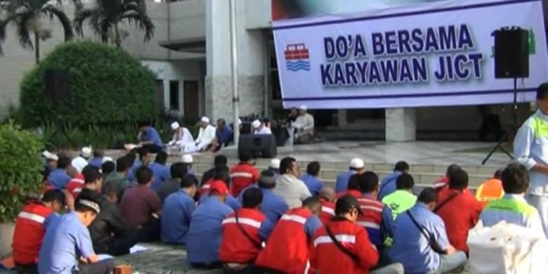 Ratusan karyawan PT Jakarta International Container Terminal (JICT) saat menggelar doa bersama di halaman utama kantor JICT, Tanjung Priok Jakarta Utara, Selasa (4/8/2015).