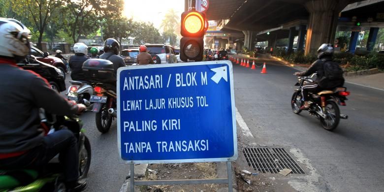 Sepeda motor melintasi tol Jakarta Outer Ring Road (JORR) tanpa transaksi atau gratis di kawasan Cilandak, Jakarta Selatan, Selasa (4/8/2015). Rekayasa lalu lintas mulai pukul 06.00 hingga 09.00 WIB ini dilakukan untuk mengurangi kemacetan di sekitar Cilandak Town Square selama proses pelebaran jalan. KOMPAS IMAGES/KRISTIANTO PURNOMO