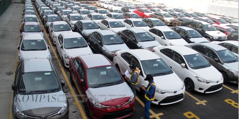 Kegiatan ekspor beberapa model andalan Toyota Indonesia ke luar negeri.