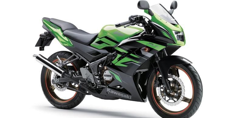 Kawasaki Ninja RR, salah satu varian Ninja 2-tak selain tipe SS, R, dan S, yang harus dihentikan produksinya karena regulasi emisi.