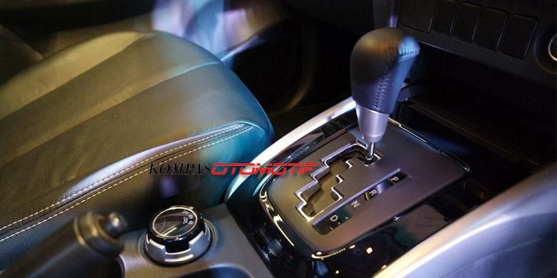 Tuas transmisi otomatis dan tombol putar buat pemilih sistem gerak pada All-New Mitsubishi Strada Triton tipe Exceed A/T.