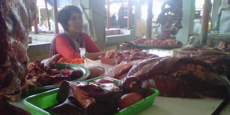 Pedagang daging sapi di Pasar Rejowinangun Kota Magelang Jawa Tengah, Senin (10/8/2015).