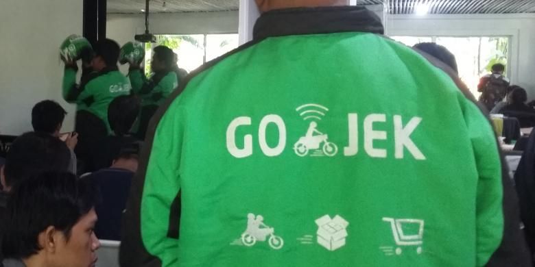 Masyarakat antre untuk mendaftar menjad anggota Go-Jek di Bali