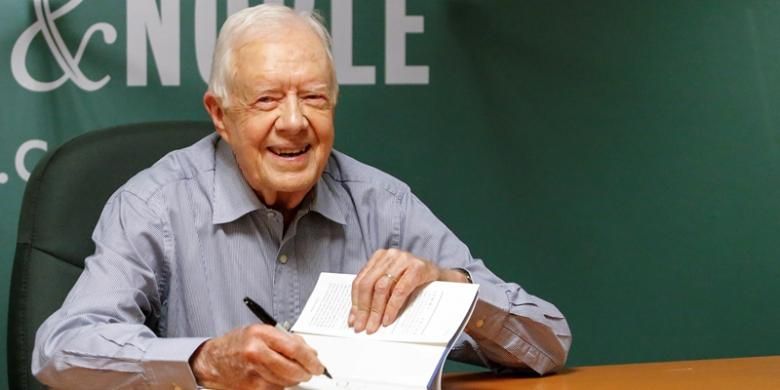 Mantan Presiden AS Jimmy Carter (90) tengah menandatangani buku terbarunya A Full Life: Reflections at Ninety.