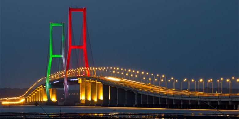 Jembatan Suramadu yang menghubungkan Kota Surabaya dengan Pulau Madura.