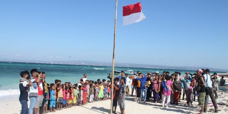 Anak-anak putus sekolah di Pulau Kera, Kabupaten Kupang, Nusa Tenggara Timur (NTT) menggelar upacara bendera  di pinggir pantai karena tidak memiliki sekolah