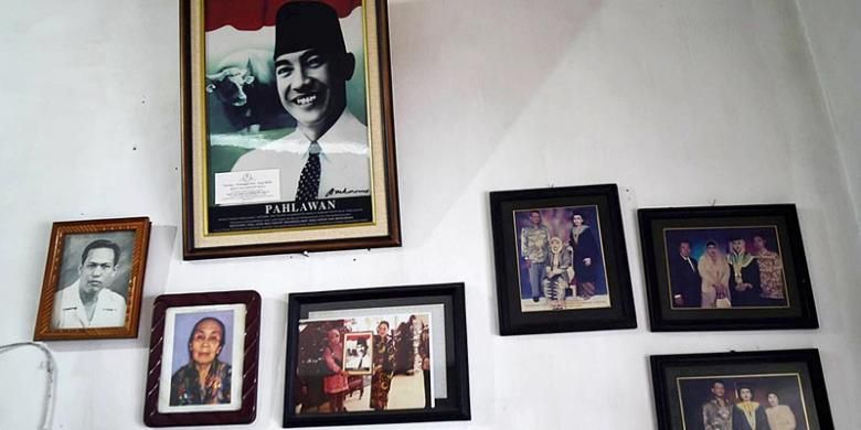 Foto Soekarno menyempil di antara foto keluarga di Rumah Kelahiran Bung Karno, Jalan Peneleh Gang IV, atau biasa disebut Gang Pandean, Nomor 40, Surabaya, Rabu (12/8/2015).